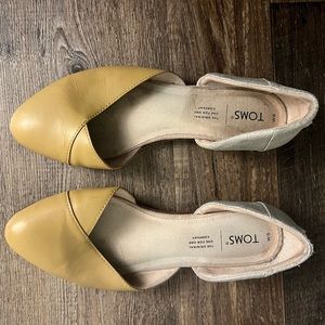 Tom’s beige front glitter heal size 8